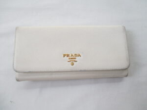 【PRADA  財布 修理】 プラダ 長財布　白い財布を黒にカラーチェンジしました