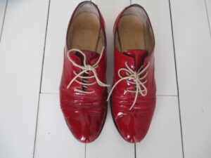 【エナメル 靴 パンプス修理】 エナメルがひび割れて履けなくなってしまった靴の再生