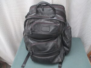 【TUMI  バッグ修理】　TUMI  レザーリュック　黒　色あせたバッグの再生　背負いベルトの破れの修理