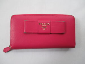 【PRADA 修理】 プラダ 財布　角がはげて黒ずみの目立つ財布の修理