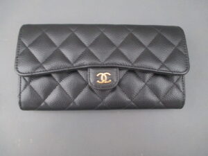 【CHANEL  財布 バッグ 修理】シャネル　キャビアスキン　財布　キズが気になるココマークの金具の再メッキ