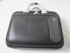 【TUMI  バッグ 修理】新しいビジネスバッグに底鋲を取り付けしました