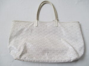 【GOYARD  バッグ  修理】ゴヤール トートバッグ　汚れの目立つ白いバッグのクリーニング　四隅の穴あきの修理