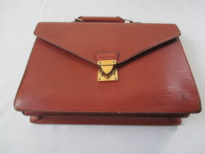 【LOUIS VUITTON  バッグ 修理】ルイ ヴィトン　エピ　使用する機会の少ないビジネスバッグを黒にカラーチェンジ