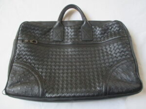 【Bottega Veneta　バッグ  修理】ボッテガ ヴェネタ ビジネス バッグ　芯材が飛び出た四隅の穴あき・持ち手のコバ樹脂はがれの修理