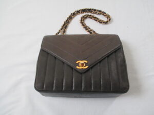 【CHANEL  バッグ 修理】色あせ・パイピングの穴あき　古いマトラッセの再生　再メッキ加工