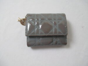 【 Dior  財布  修理】レディディオール 財布　変色して使用感のあるエナメル財布を黒にカラーチェンジしました。